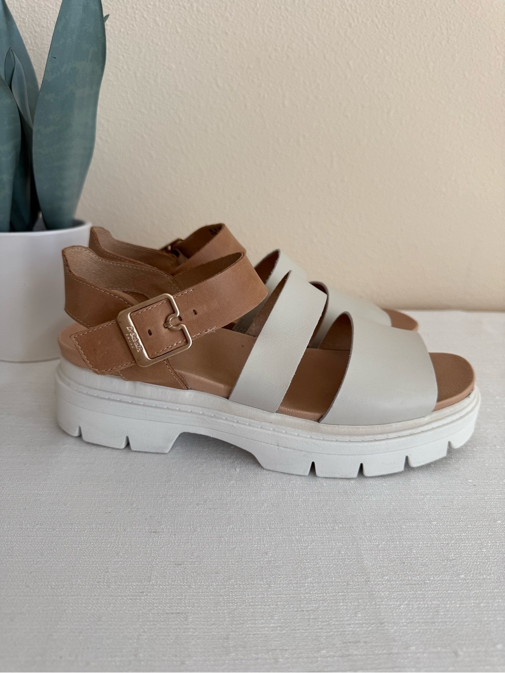 Trekkie Dr. Scholl’s Women's Off White and Tan Leather Strappy Platform Sandals